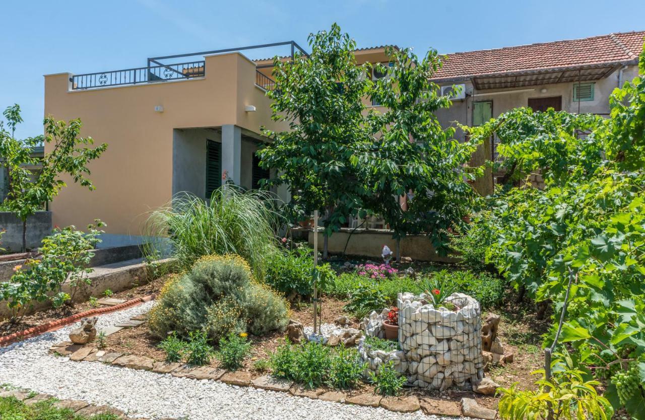 Apartment Leut With Spacious Terrace And Sea View Slatine Eksteriør bilde