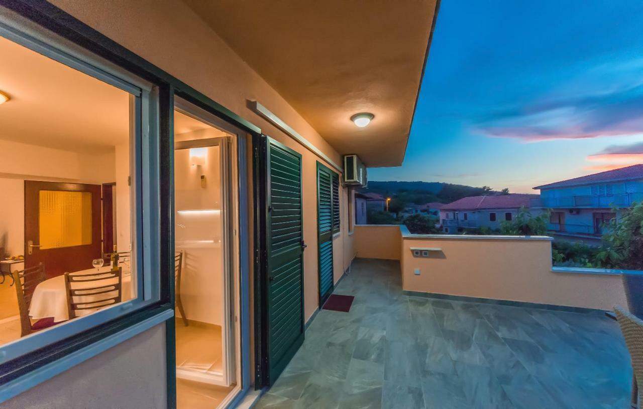 Apartment Leut With Spacious Terrace And Sea View Slatine Eksteriør bilde