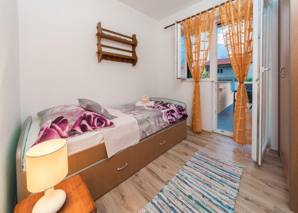 Apartment Leut With Spacious Terrace And Sea View Slatine Eksteriør bilde
