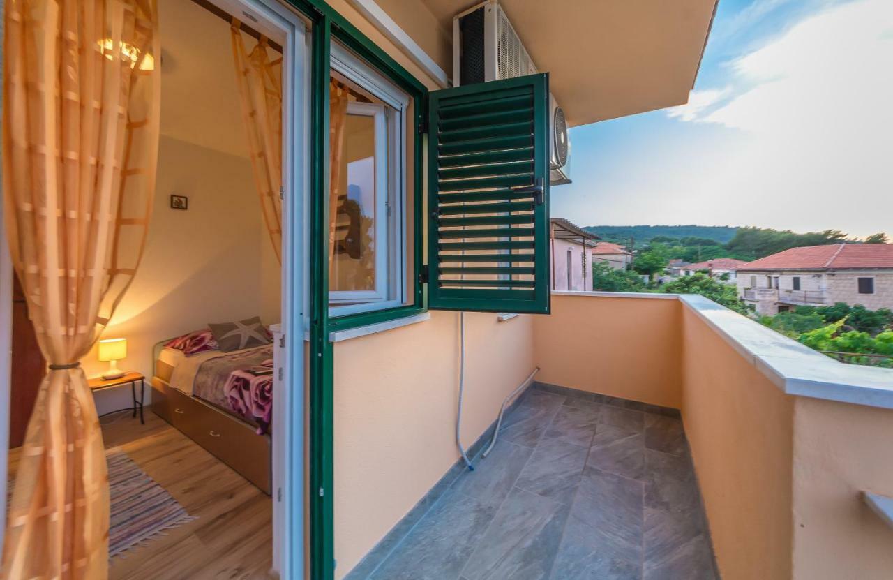 Apartment Leut With Spacious Terrace And Sea View Slatine Eksteriør bilde
